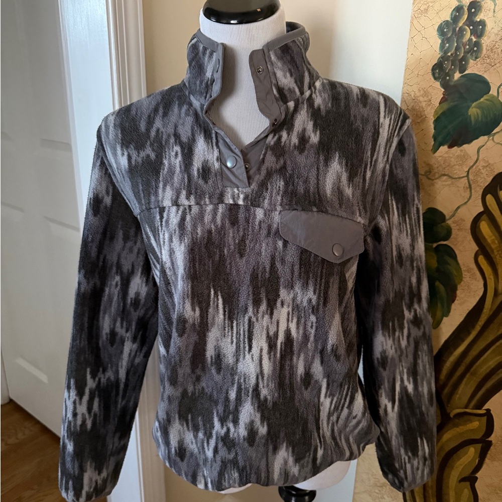 Serra Black and Gray Patterned fleece pullover